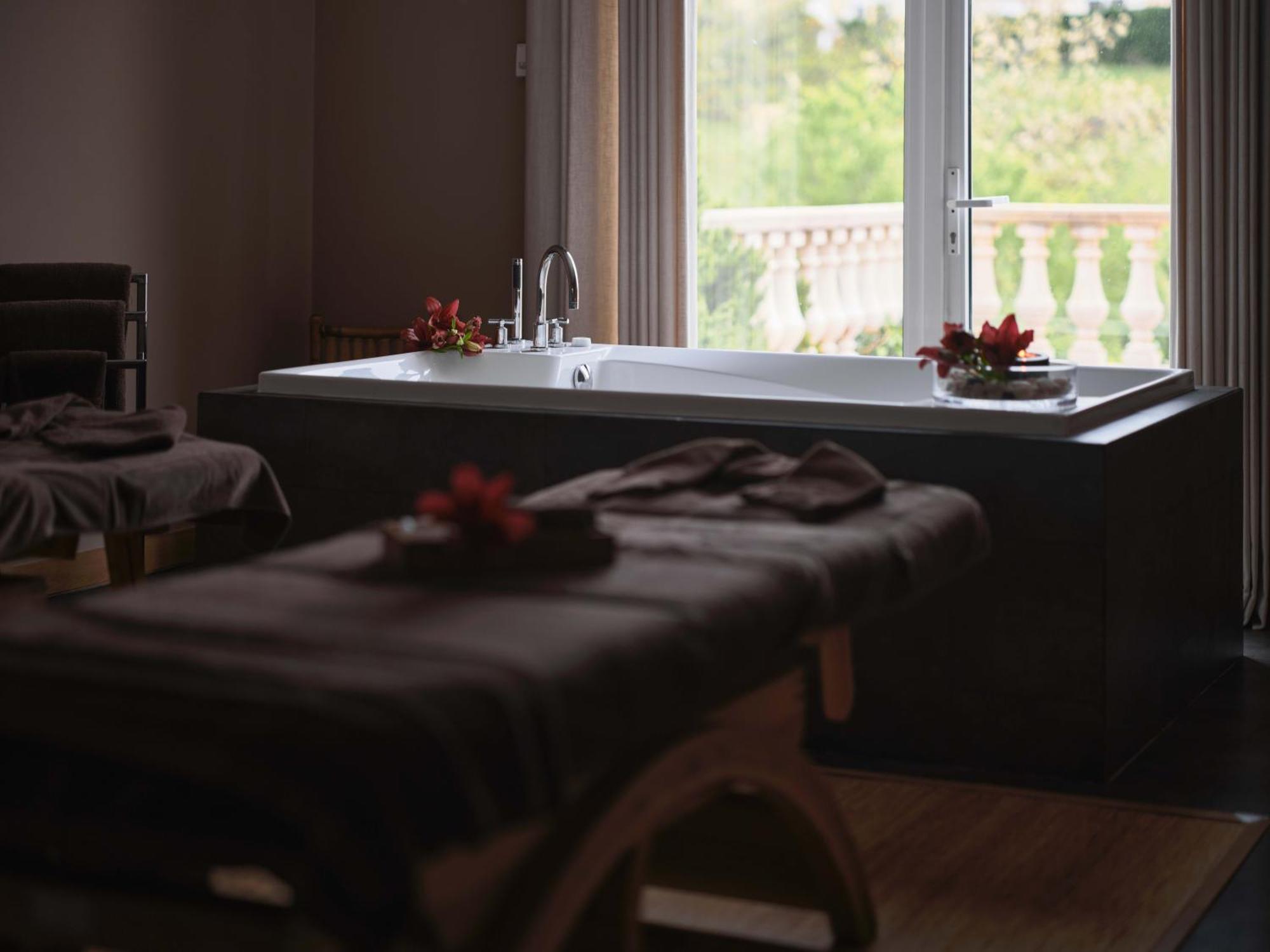 Dolce Camporeal Lisboa Turcifal Kültér fotó A massage table